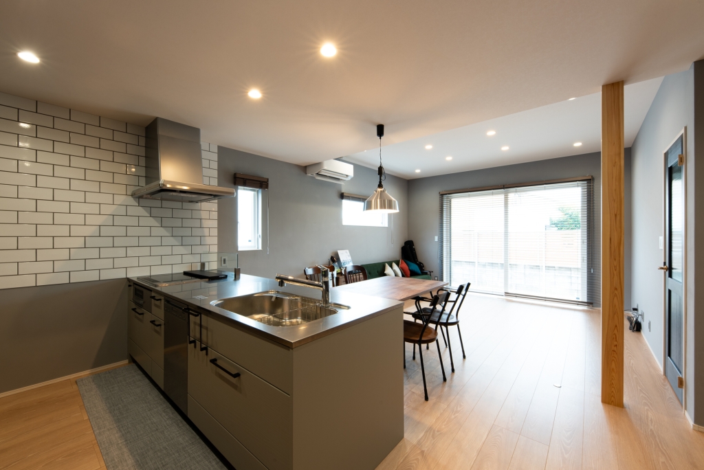 グレーのガルバと板張りがスタイリッシュな家|大黒建設｜いつまでも安心して暮らせる住まいを