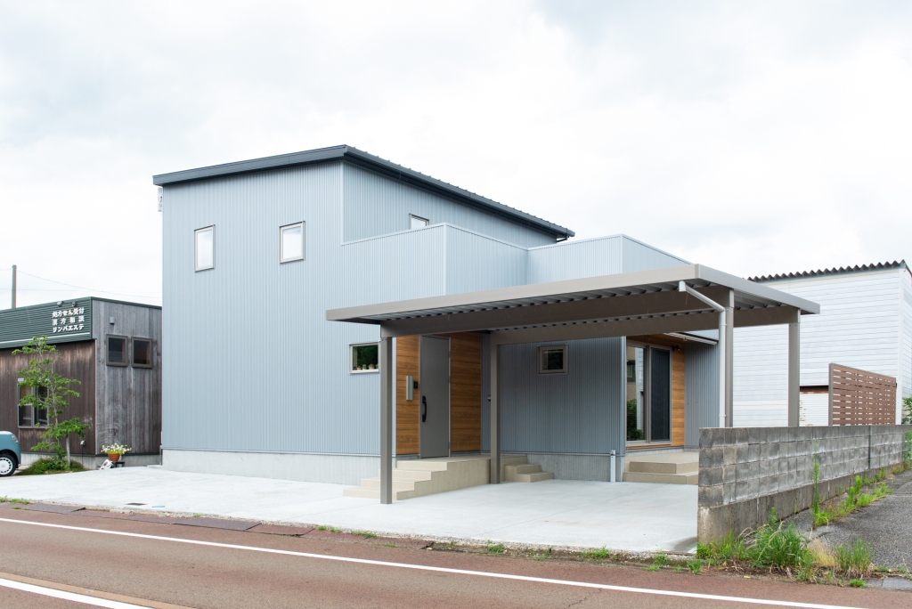 グレーのガルバと板張りがスタイリッシュな家|大黒建設｜いつまでも安心して暮らせる住まいを