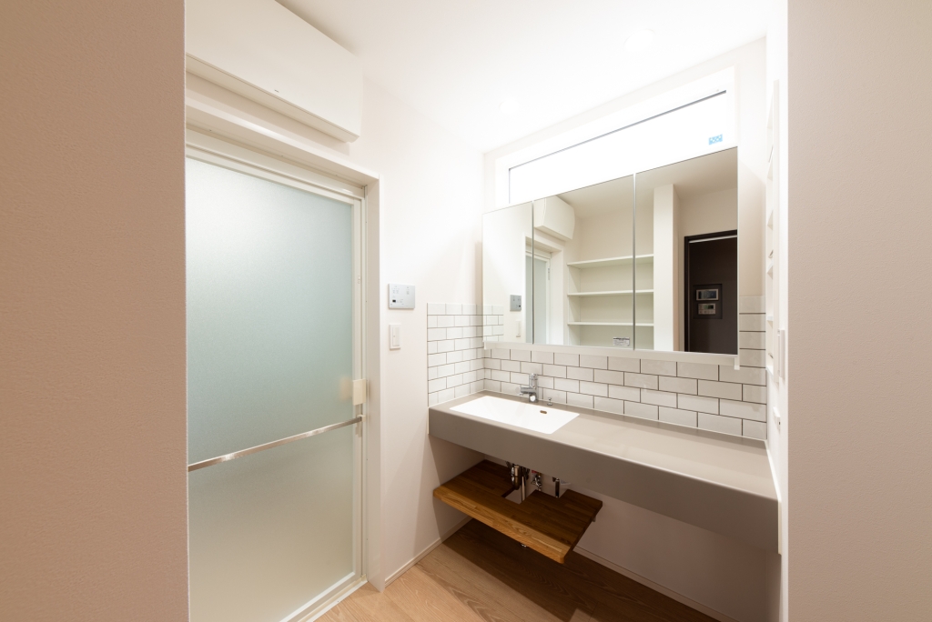 グレーのガルバと板張りがスタイリッシュな家|大黒建設｜いつまでも安心して暮らせる住まいを