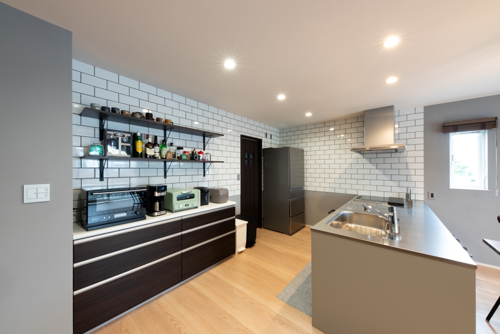 グレーのガルバと板張りがスタイリッシュな家|大黒建設｜いつまでも安心して暮らせる住まいを