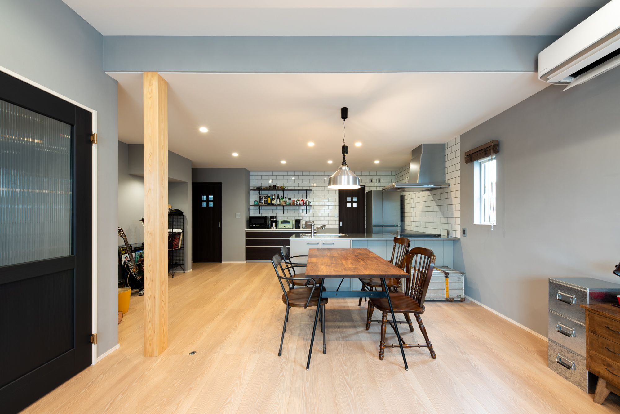 グレーのガルバと板張りがスタイリッシュな家|大黒建設｜いつまでも安心して暮らせる住まいを