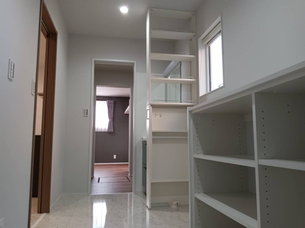 モスグリーンのガルバリウムと板貼りの外壁が鮮やかに彩る平屋|大黒建設｜いつまでも安心して暮らせる住まいを