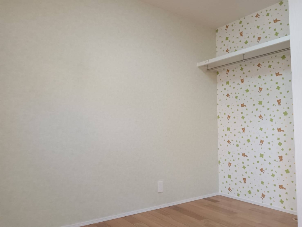 モスグリーンのガルバリウムと板貼りの外壁が鮮やかに彩る平屋|大黒建設｜いつまでも安心して暮らせる住まいを