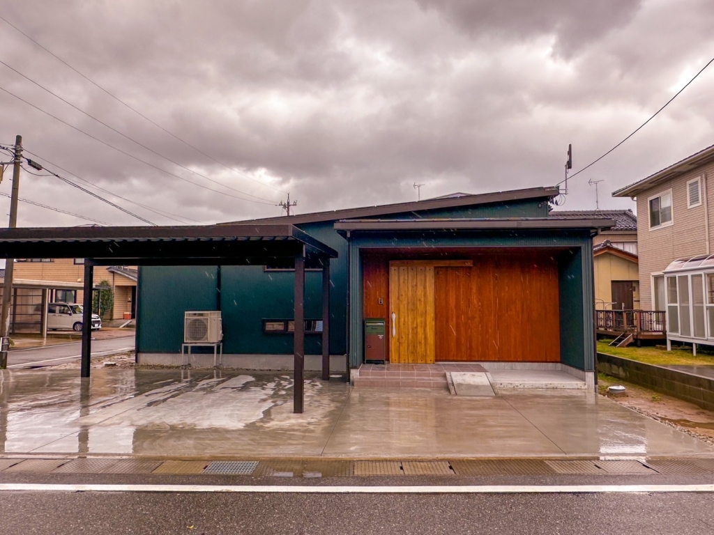 モスグリーンのガルバリウムと板貼りの外壁が鮮やかに彩る平屋|大黒建設｜いつまでも安心して暮らせる住まいを