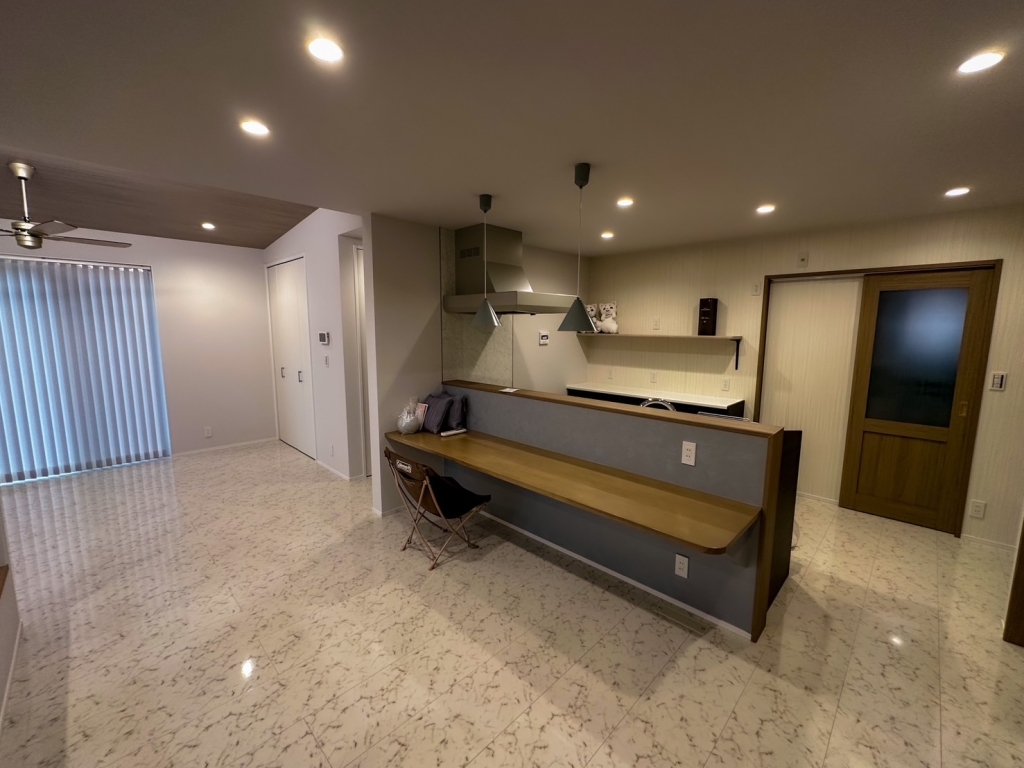 モスグリーンのガルバリウムと板貼りの外壁が鮮やかに彩る平屋|大黒建設｜いつまでも安心して暮らせる住まいを