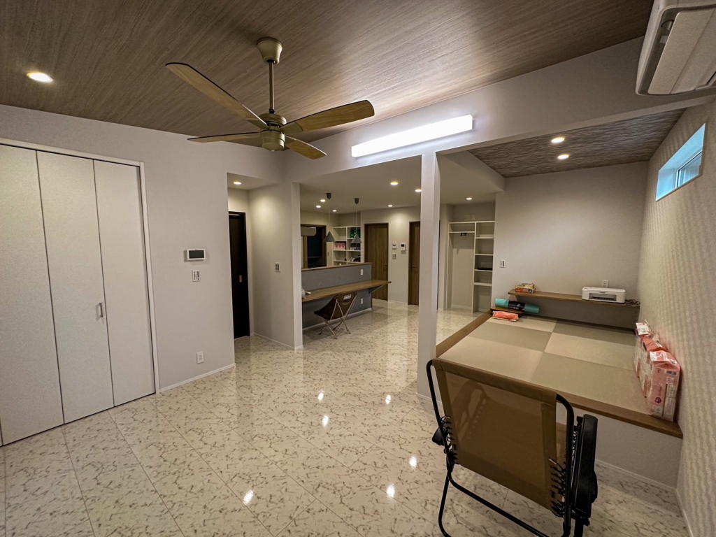 モスグリーンのガルバリウムと板貼りの外壁が鮮やかに彩る平屋|大黒建設｜いつまでも安心して暮らせる住まいを